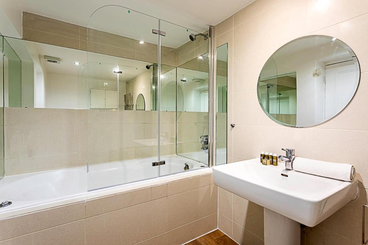 Style Three Bedroom House * Londra